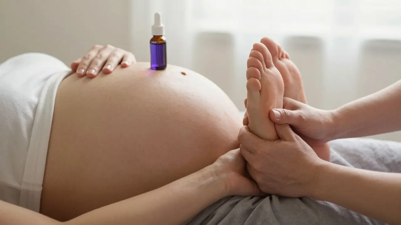 Hamile bir kadının ayakları ve ayak bilekleri hafif masaj yapılarak şişlik azaltılıyor.